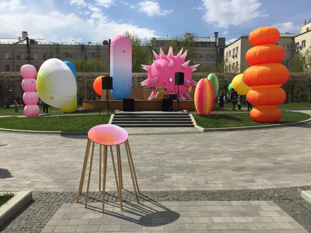 俄罗斯设计师的空间花粉艺术展览活动装置色彩太丰富了