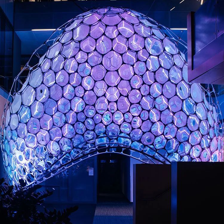 微软首例沉浸式展览装置可以将匿名数据转化为精致的光与彩之舞