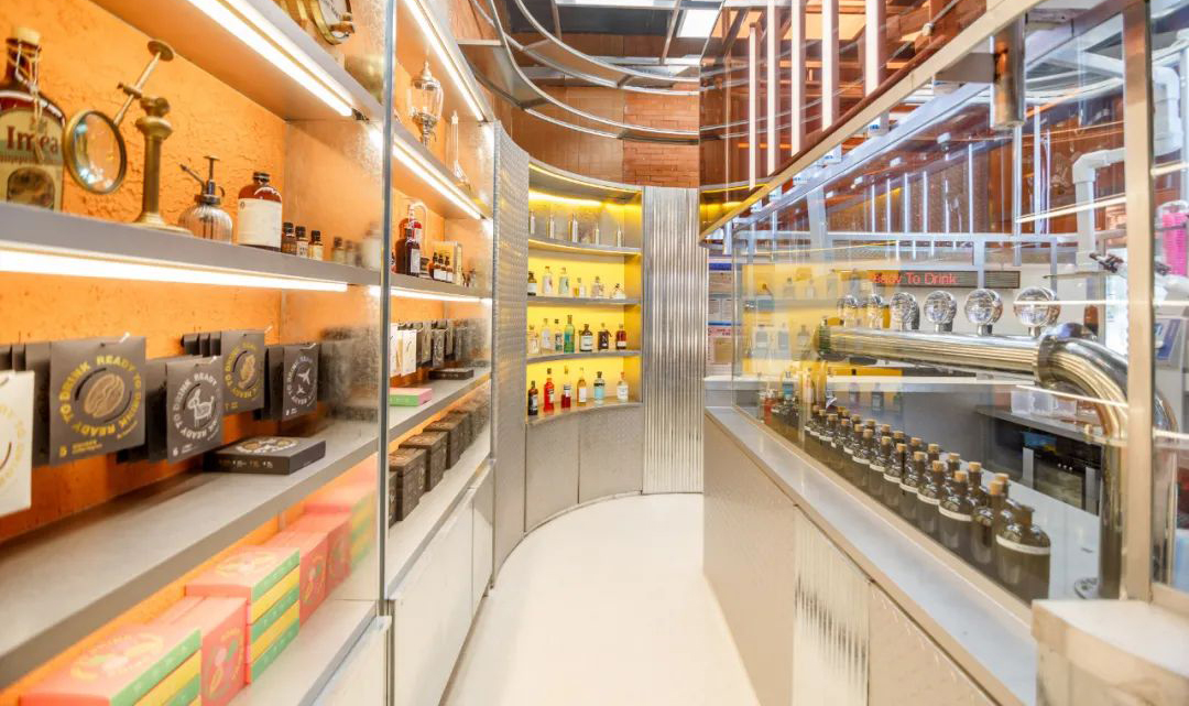 鸡尾酒“奶茶”店的美陈展览展示真的像在实验室里操作一样,有趣极了