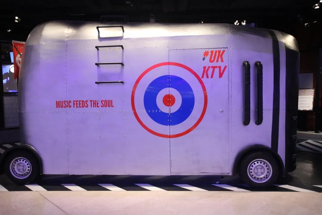 穿越异国街头的KTV展览装饰,随手一拍都像在伦敦街头自拍一般