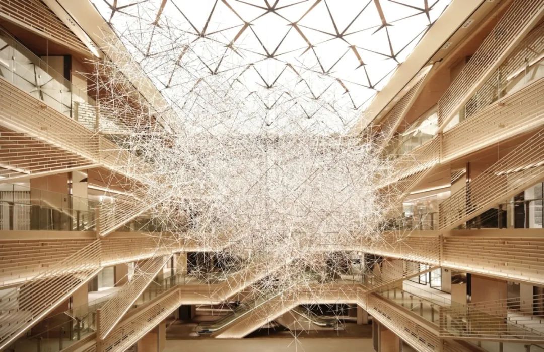 商场中庭是艺术家们将艺术气息带入美陈展览活动的最佳舞台