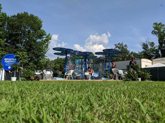 Facebook在音乐节活动中策划的这个完全沉浸式互动环境，也太迷人了吧