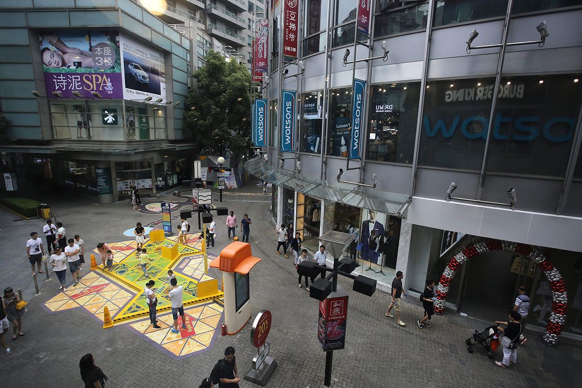 商场美陈Triangle Tango让游客停驻，强化了与家人朋友的互动