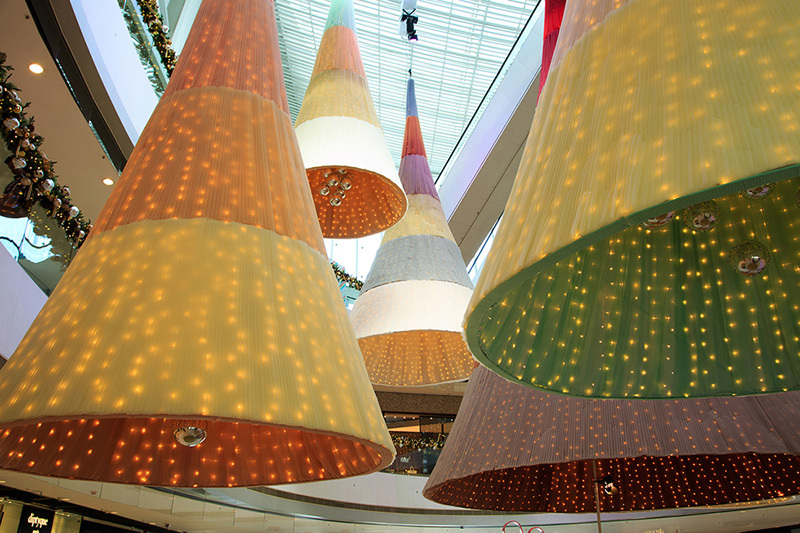 这个商场的圣诞美陈设计不但会发光，还会上下自由移动，神奇极了！