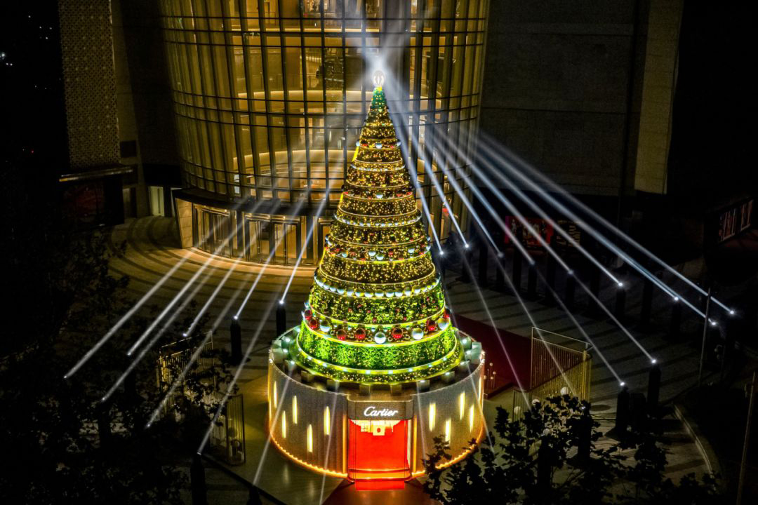 最美圣诞树美陈设计当属卡地亚了，红盒之中的光芒温暖了冬日时光