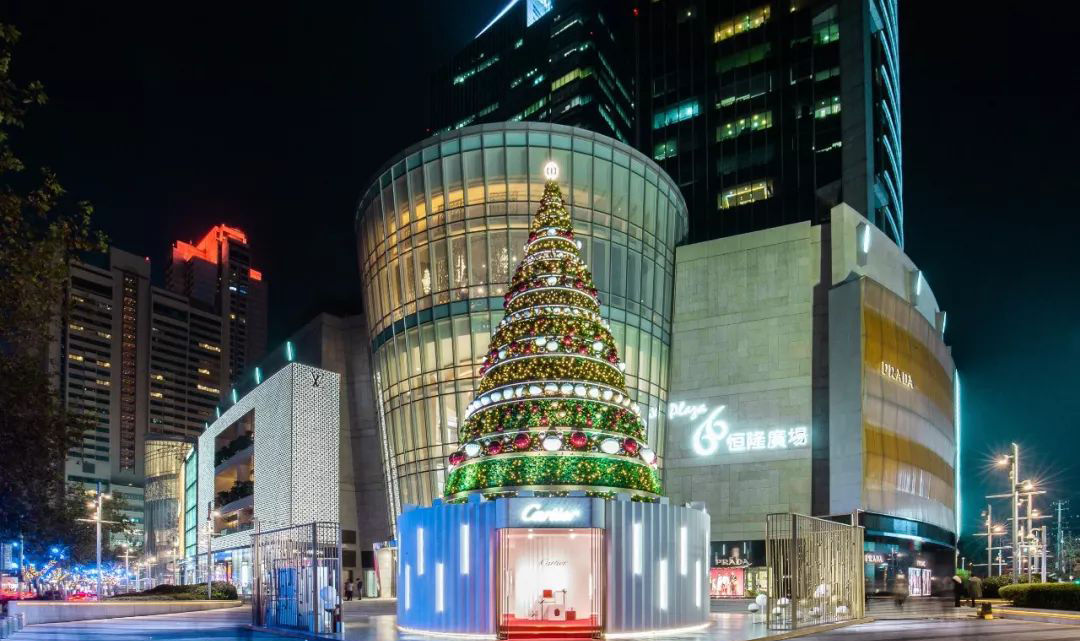 最美圣诞树美陈设计当属卡地亚了,红盒之中的光芒温暖了冬日时光