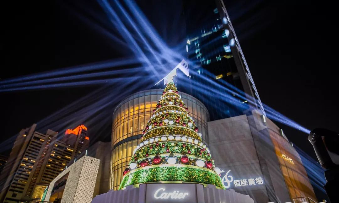 最美圣诞树美陈设计当属卡地亚了,红盒之中的光芒温暖了冬日时光