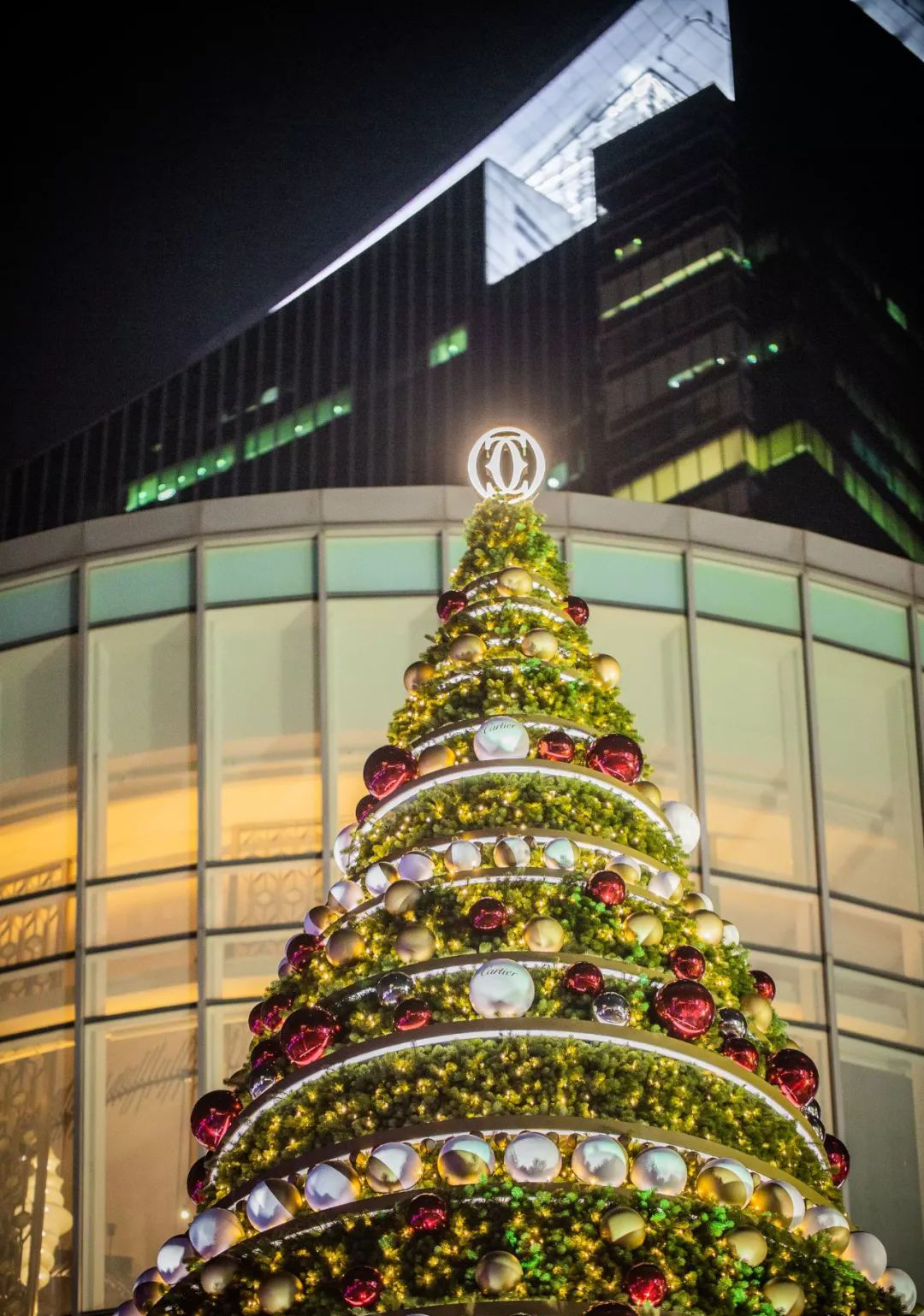 最美圣诞树美陈设计当属卡地亚了,红盒之中的光芒温暖了冬日时光