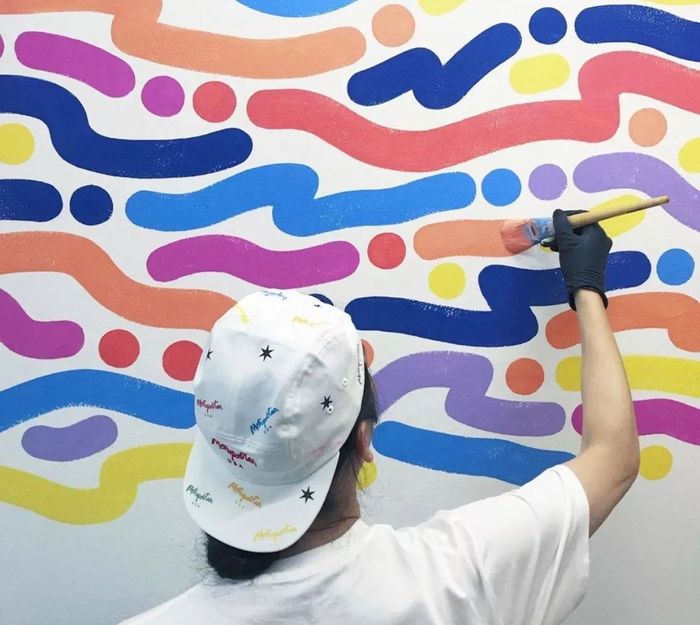 不好，有一群可爱的姜饼人围绕着圣诞节的美陈设计嬉戏玩耍，快去瞅瞅