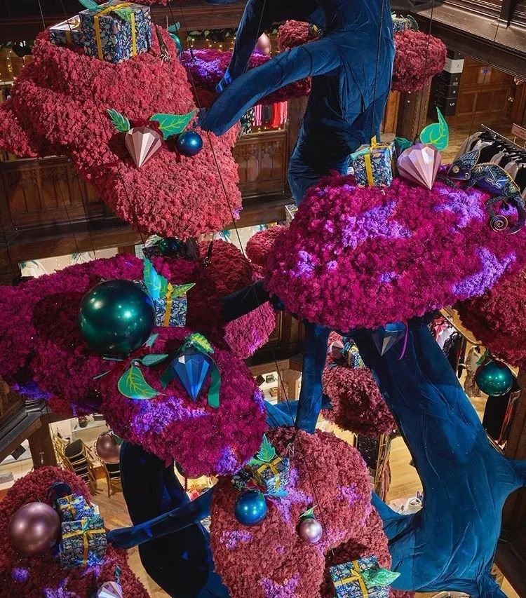 奇幻童话的美陈设计怎能少,Liberty London空中漂浮着一棵神奇的植物