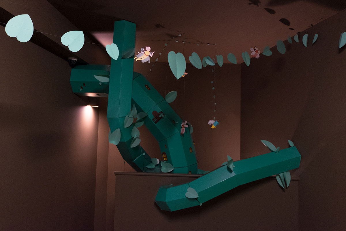 装饰在Livraria Lello儿童阅览室的巨型豆茎美陈设计