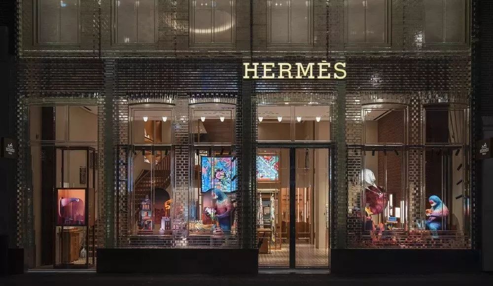 橱窗的活动策划也是一场小型舞台剧，精致而时尚