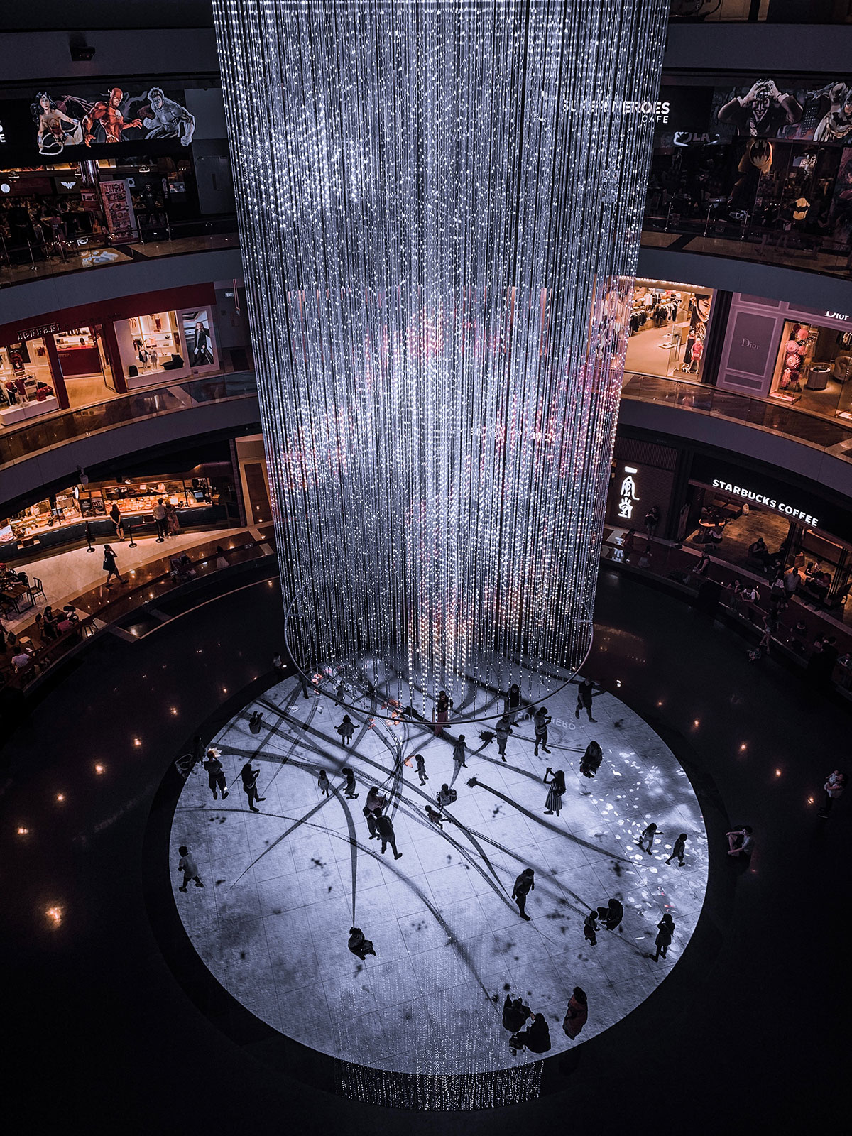 在商场美陈设计中如何使用装饰材料？