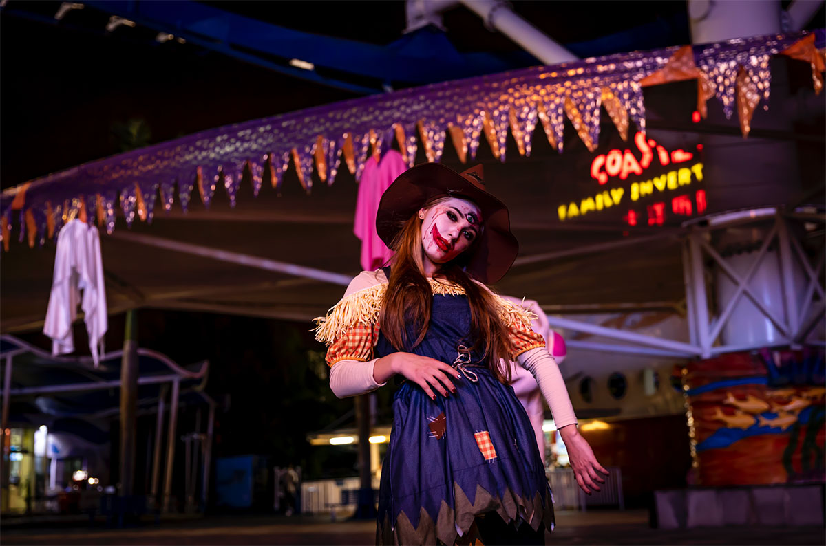 不给糖就捣蛋是万圣节期间的传统活动，孩子们会穿上各种恐怖服装，挨家挨户地敲门，要求糖果或其他礼物