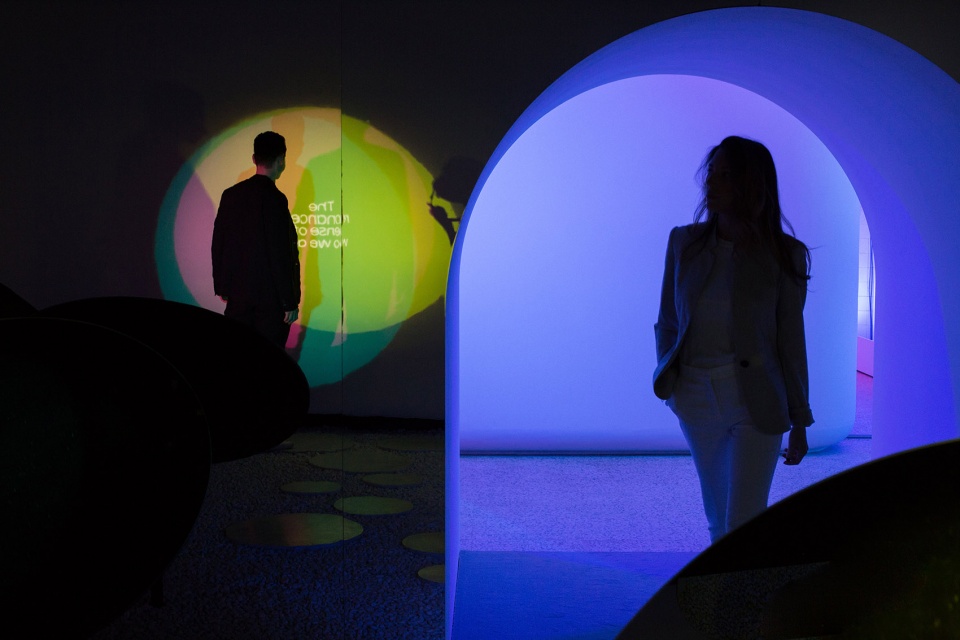 时尚时尚最时尚:这个“共振”艺术装置美翻了