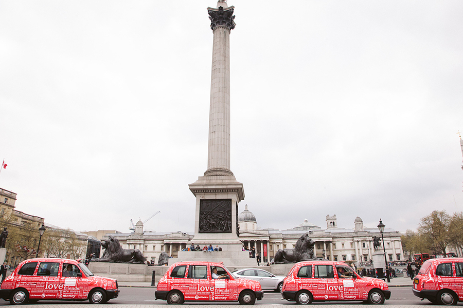 Lululemon这场红色开业造势轰动了英国市场