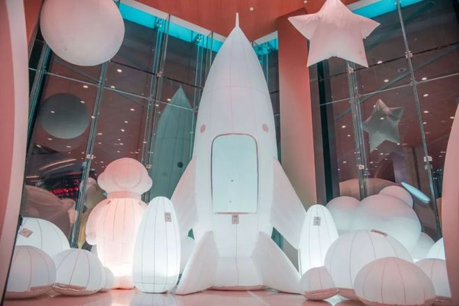 太空城一片雪白雪白的，真的好纯净！