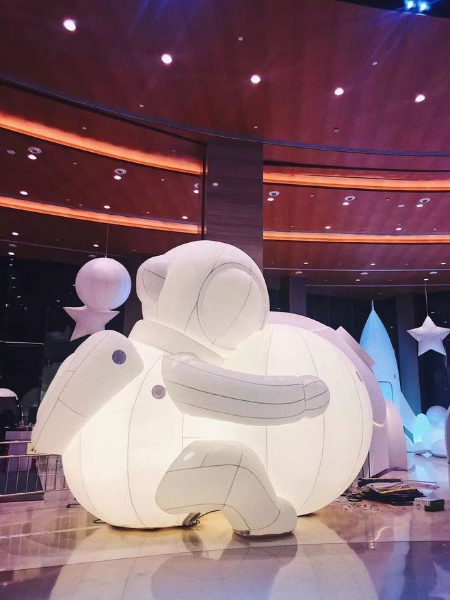 太空城一片雪白雪白的,真的好纯净!