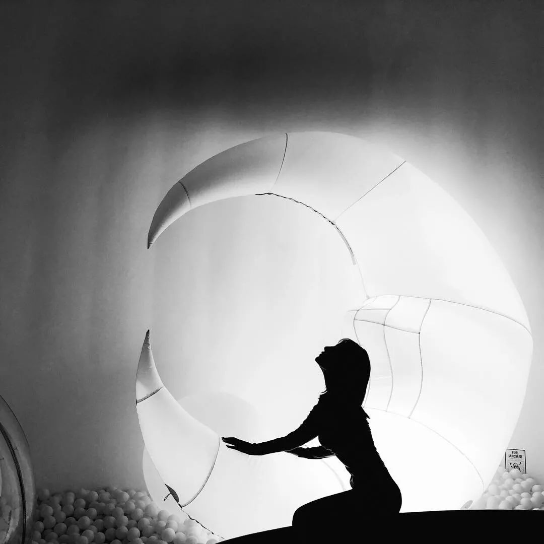 太空城一片雪白雪白的,真的好纯净!