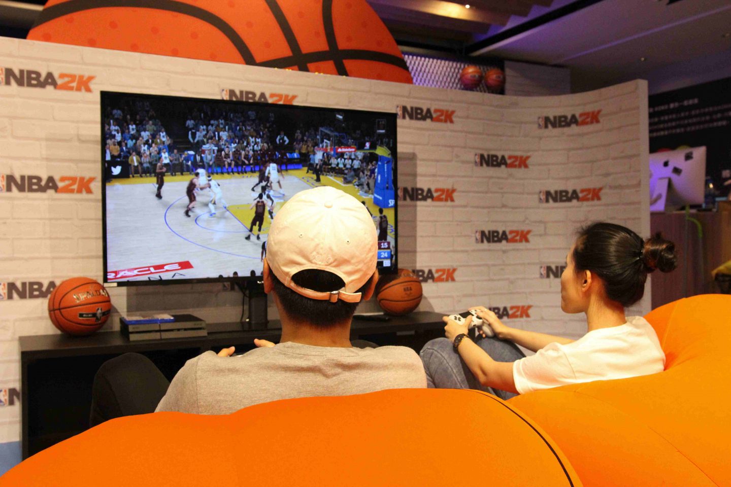 快约上男友一起去初心篮球场投篮啦