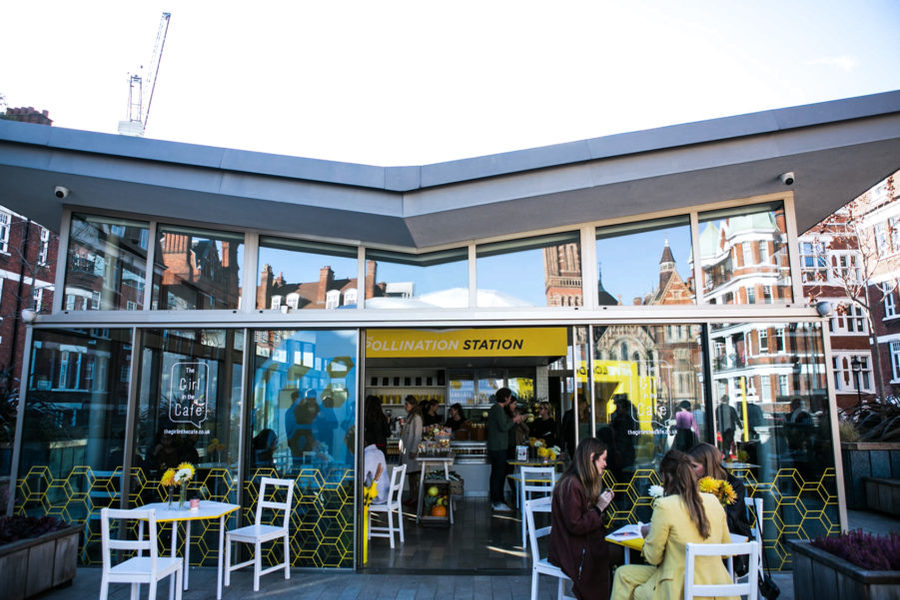 Bumble的英国推广活动鼓励女性主动走出第一步