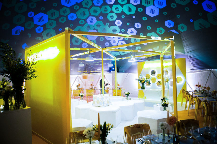 Bumble的英国推广活动鼓励女性主动走出第一步