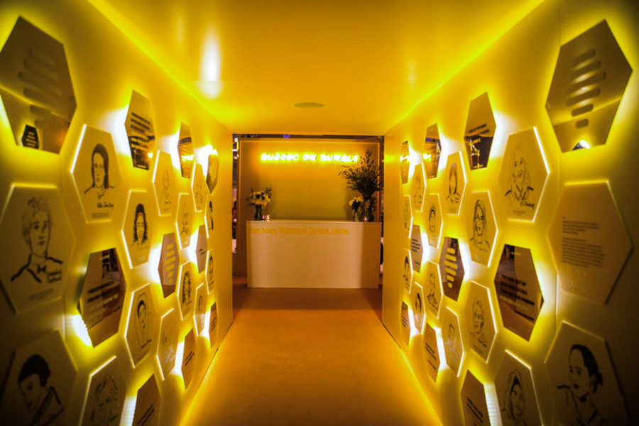 Bumble的英国推广活动鼓励女性主动走出第一步