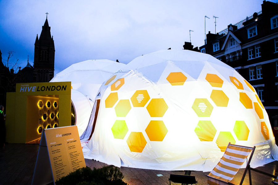 Bumble的英国推广活动鼓励女性主动走出第一步