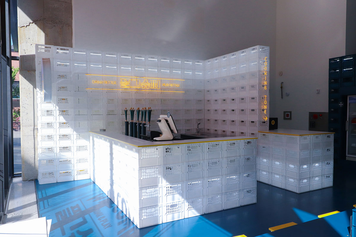 这个啤酒快闪店竟然是用塑料箱子堆砌出来了!