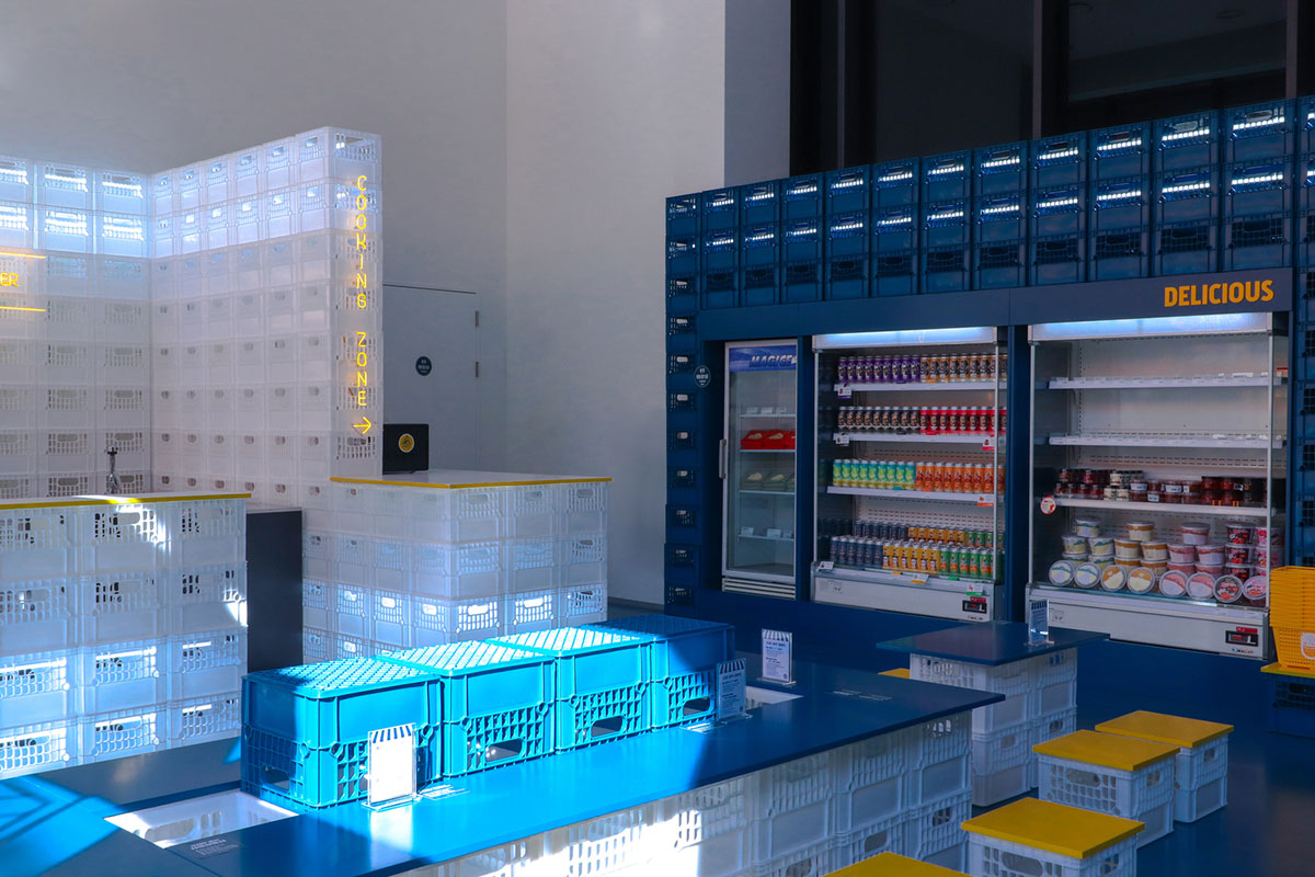 这个啤酒快闪店竟然是用塑料箱子堆砌出来了!