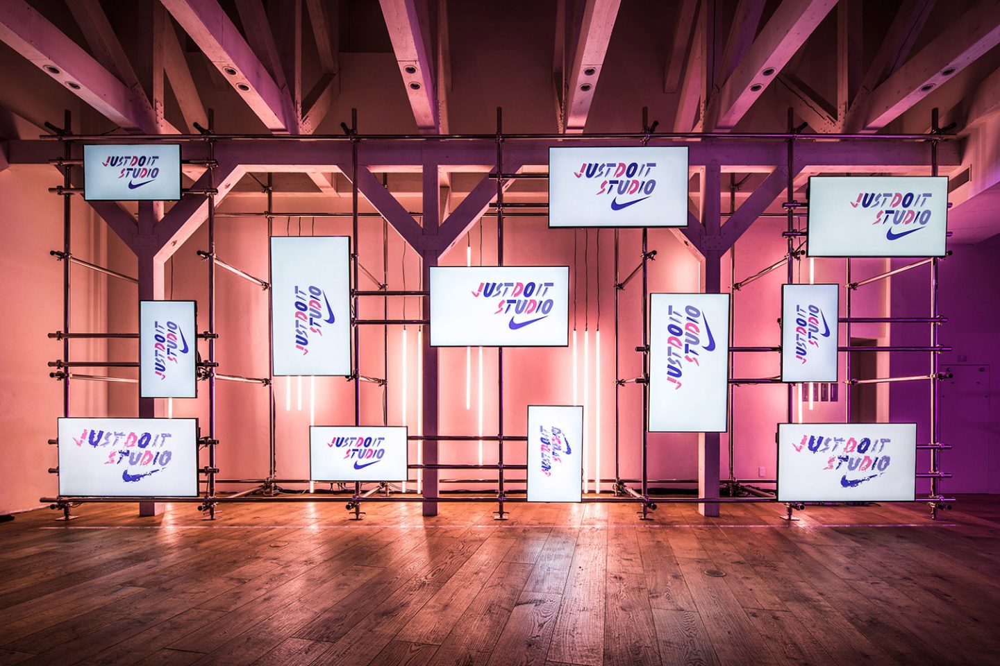 脚手架的快闪店让NIKE效果出奇好！