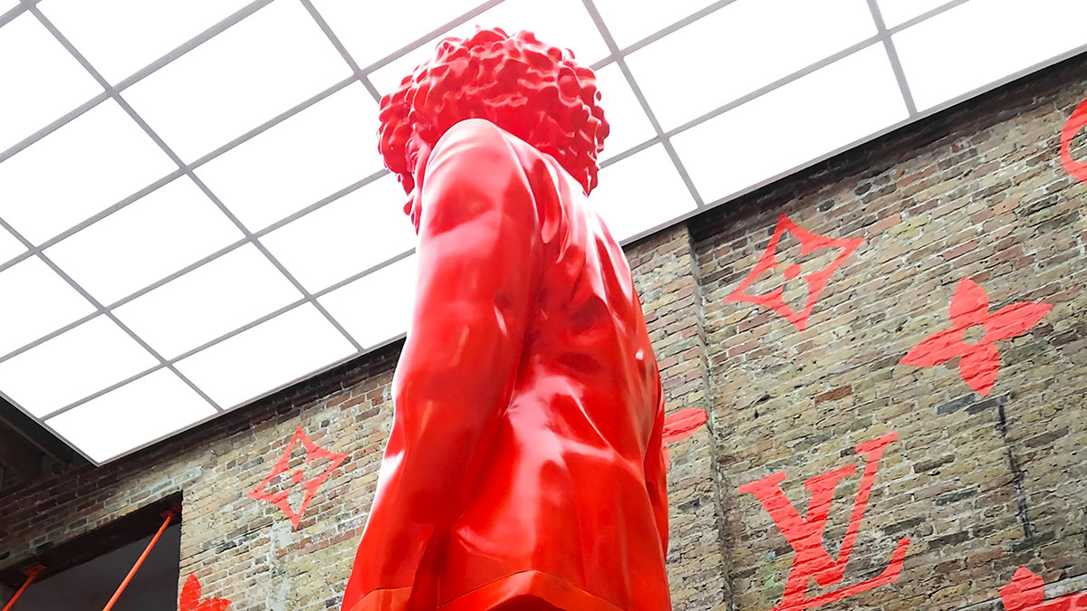 在沉浸式和概念性的橙色背景下，Louis Vuitton芝加哥快闪店带来了城市的活力