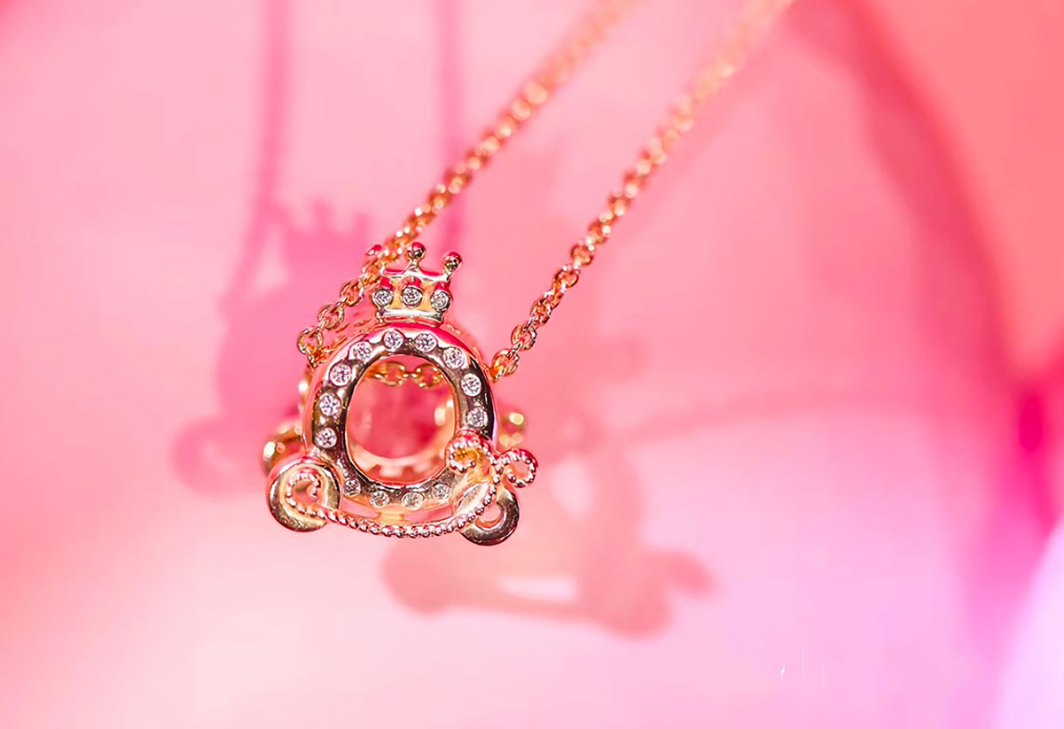 粉色摩天轮、粉色巴士、粉色秋千，那么粉的潘多拉快闪店太梦幻了！