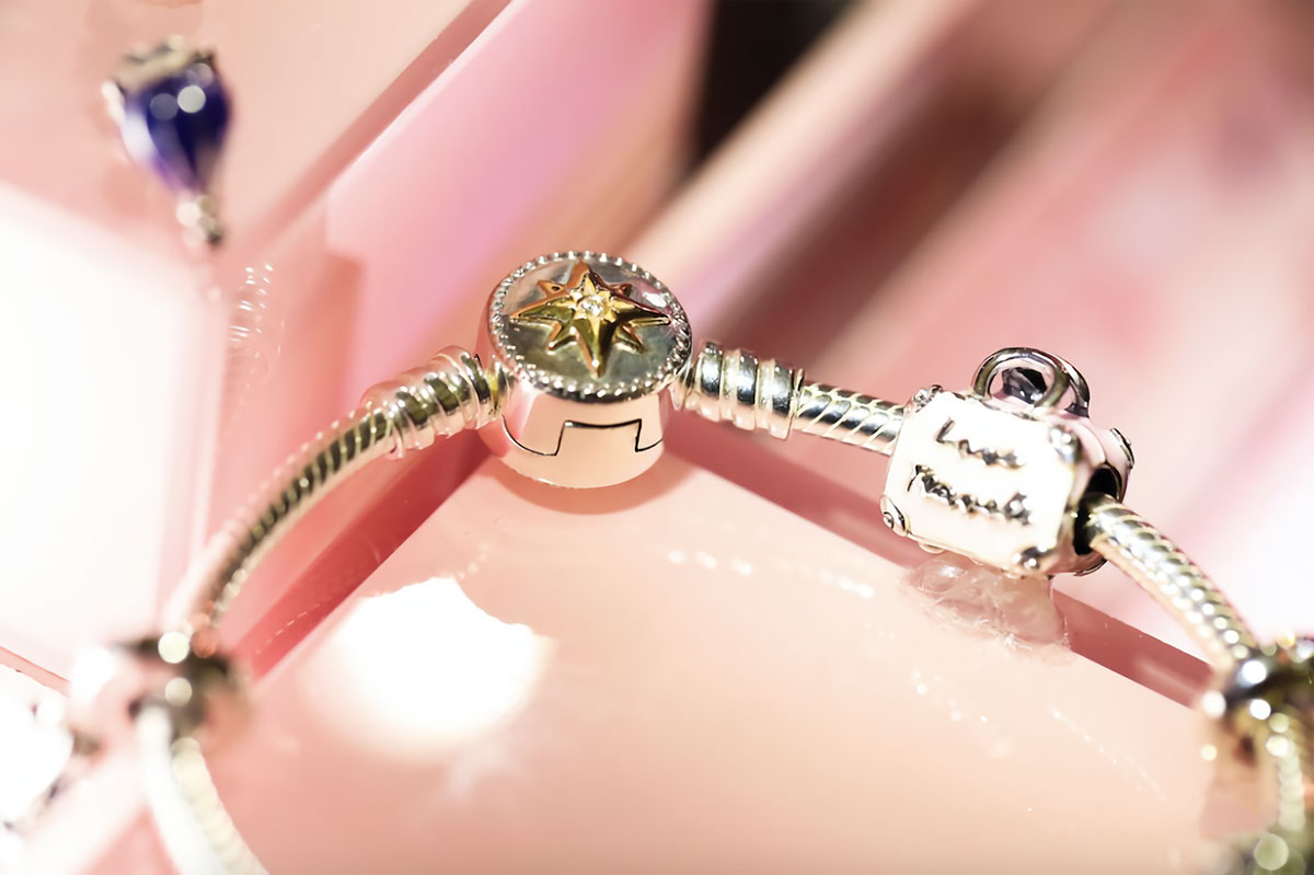 粉色摩天轮、粉色巴士、粉色秋千，那么粉的潘多拉快闪店太梦幻了！