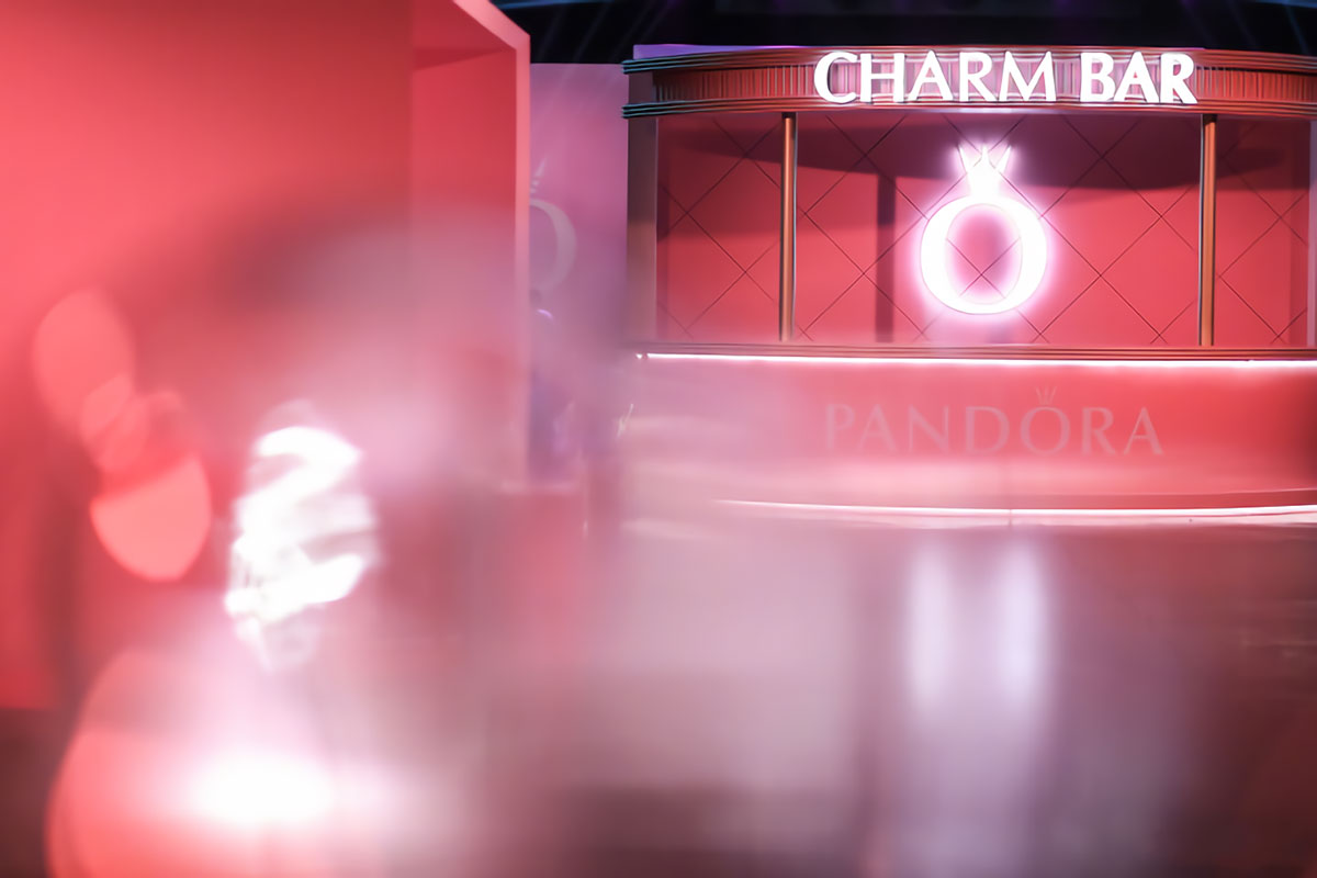 粉色摩天轮、粉色巴士、粉色秋千，那么粉的潘多拉快闪店太梦幻了！