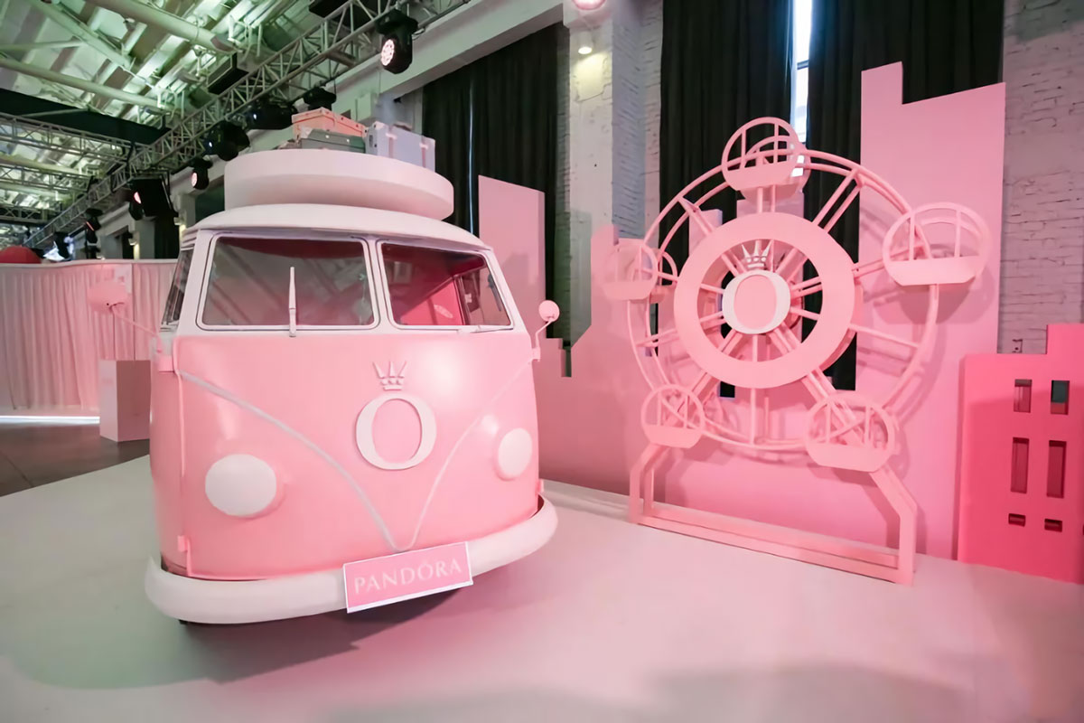 粉色摩天轮、粉色巴士、粉色秋千，那么粉的潘多拉快闪店太梦幻了！