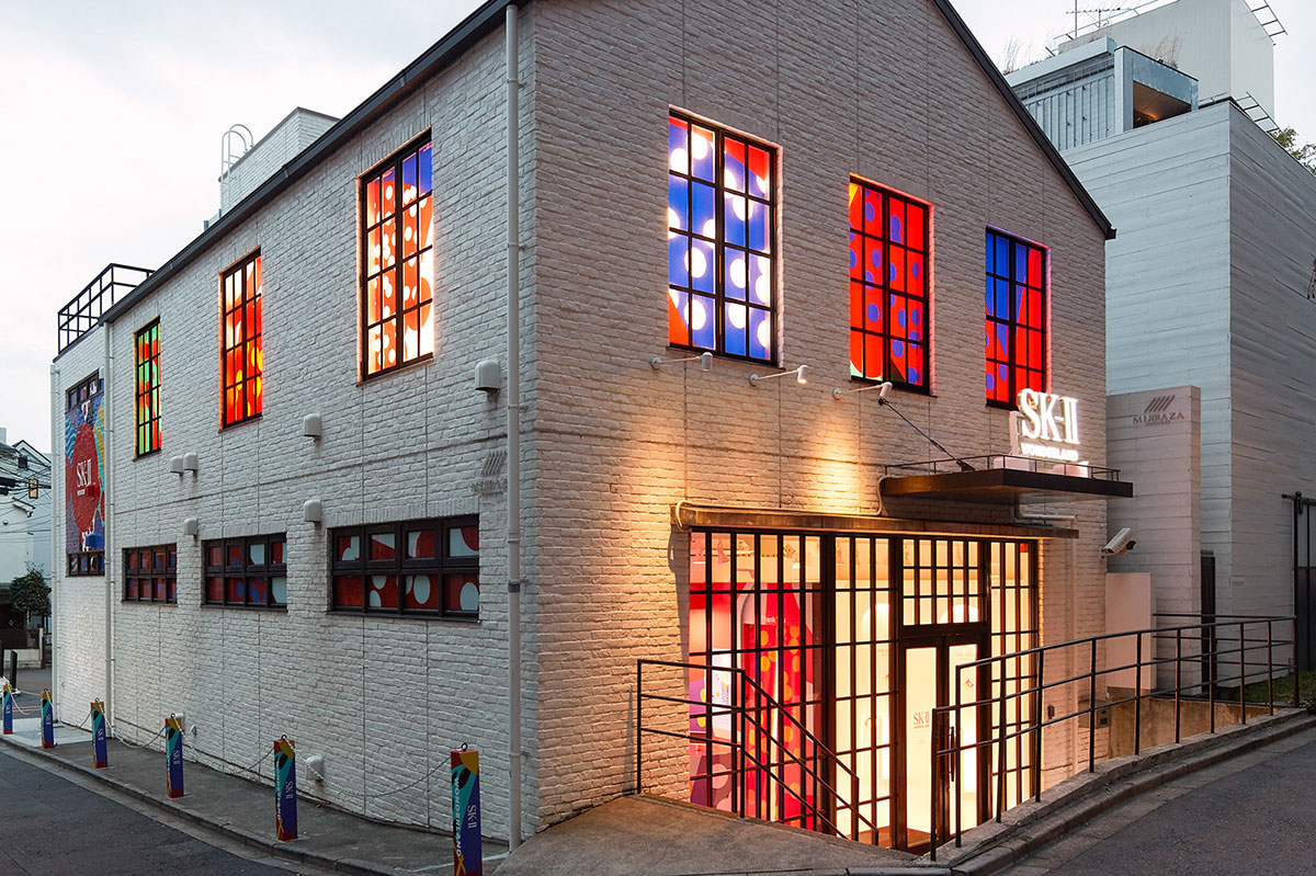 这件智能快闪店的各种黑色技术设备让人处于一个奇思妙想的世界中