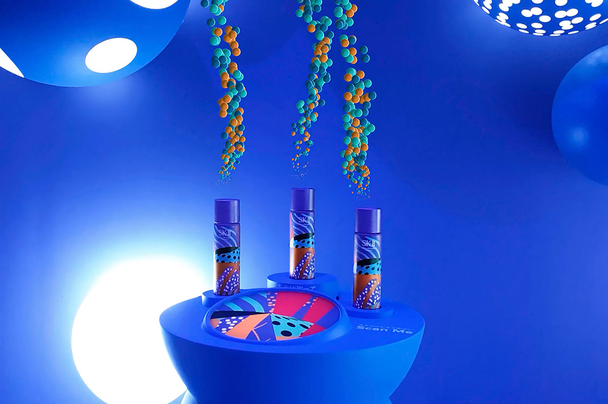 这件智能快闪店的各种黑色技术设备让人处于一个奇思妙想的世界中