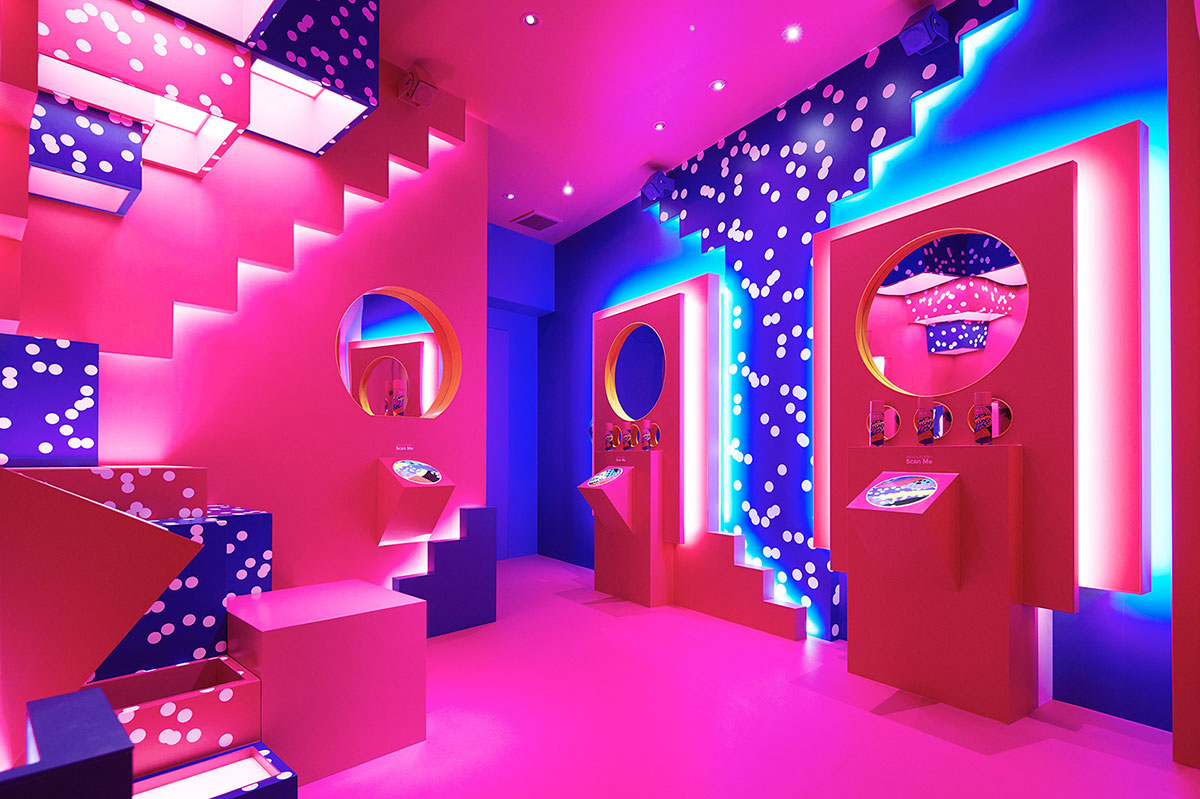 这件智能快闪店的各种黑色技术设备让人处于一个奇思妙想的世界中