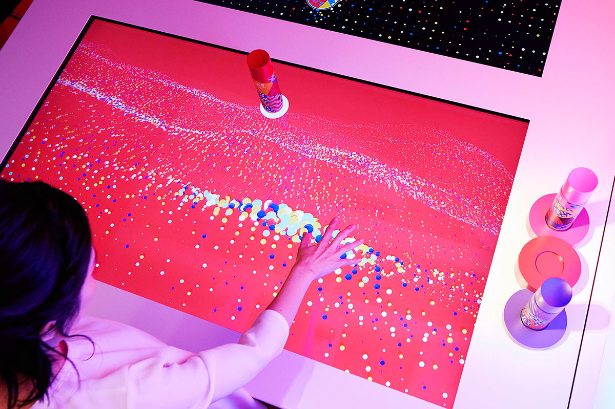 这件智能快闪店的各种黑色技术设备让人处于一个奇思妙想的世界中