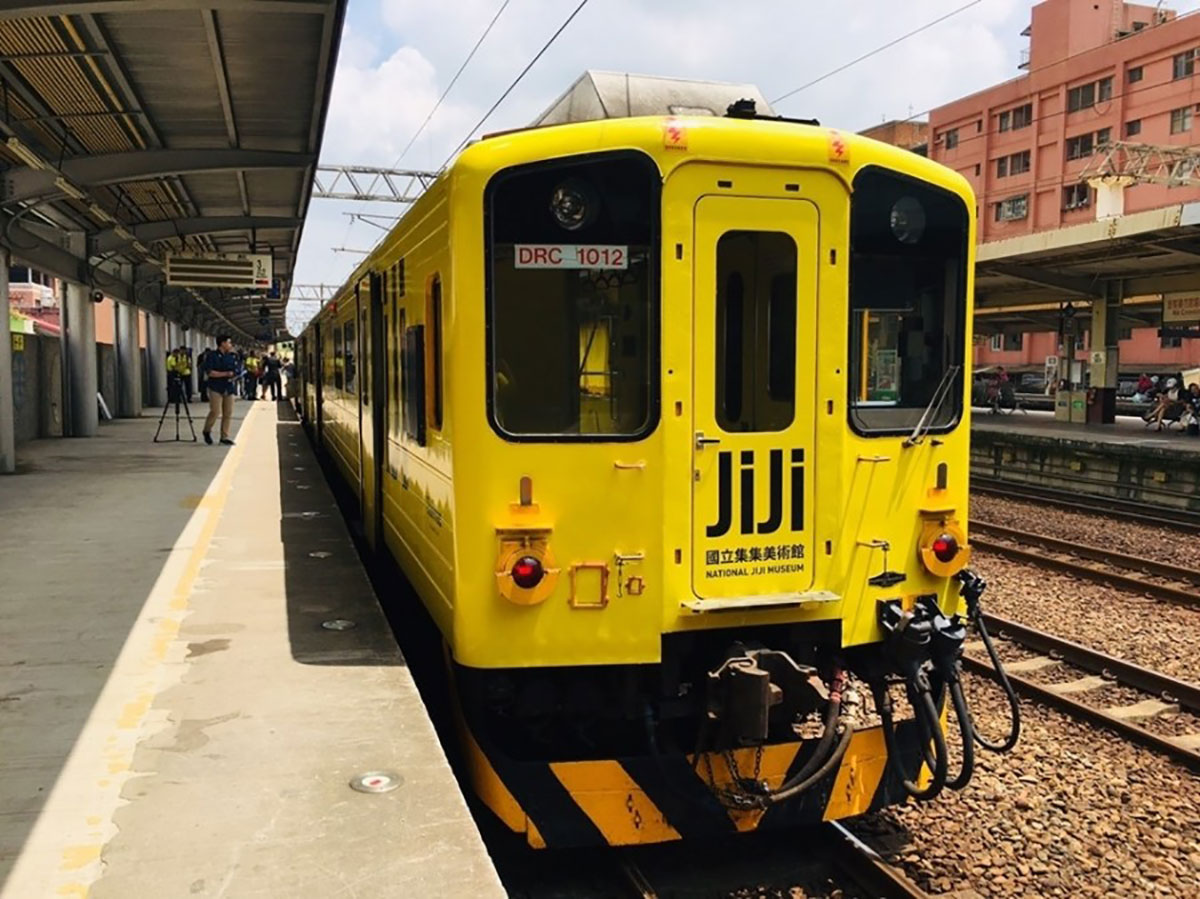 这辆铁皮列车今个穿了一身山蕉黄的衣裳，化身为移动的美术馆了