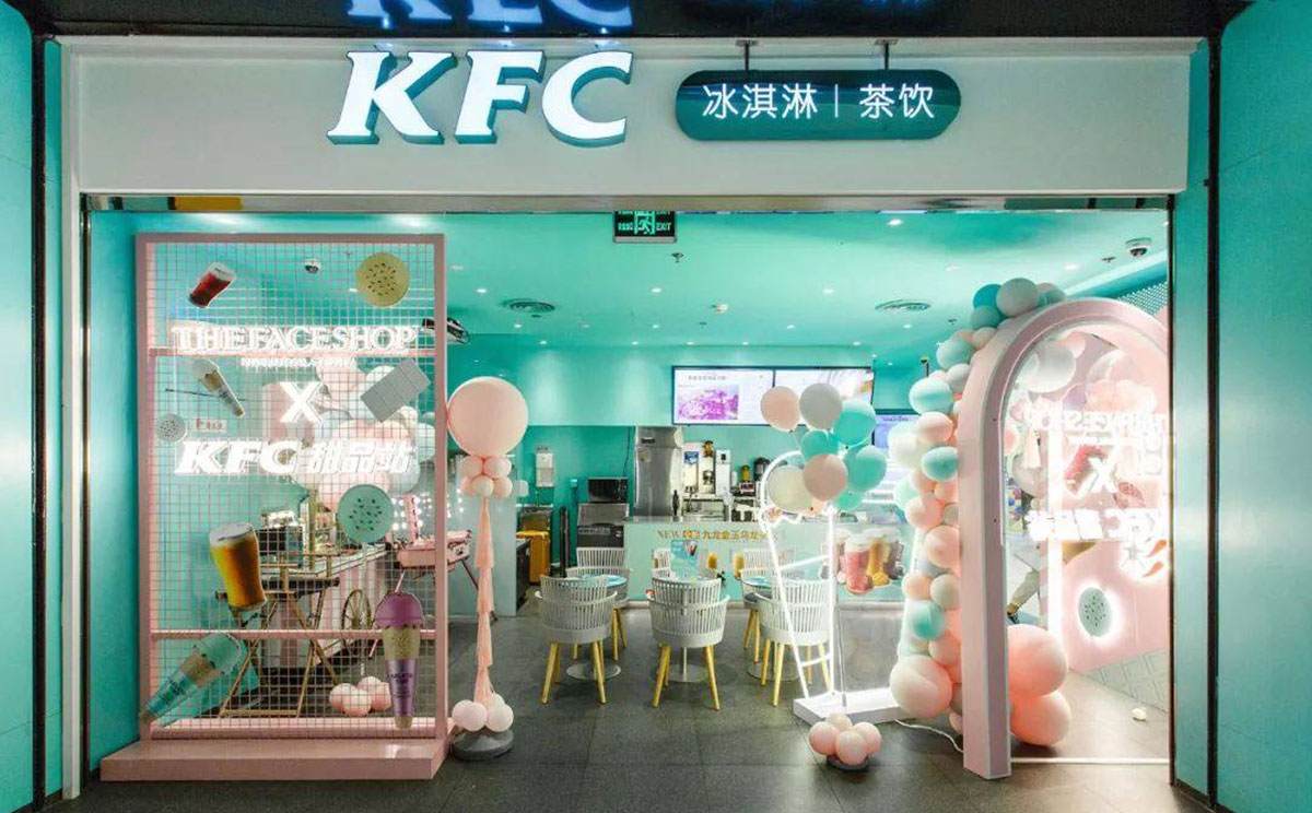 菲诗小铺的美妆快闪店策划拉上了KFC一起玩起了跨界合作
