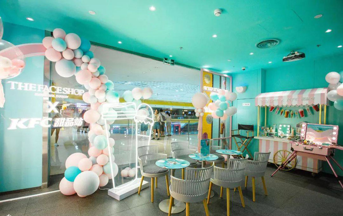 菲诗小铺的美妆快闪店策划拉上了KFC一起玩起了跨界合作