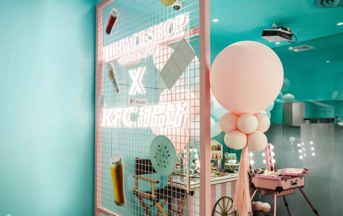 菲诗小铺的美妆快闪店策划拉上了KFC一起玩起了跨界合作