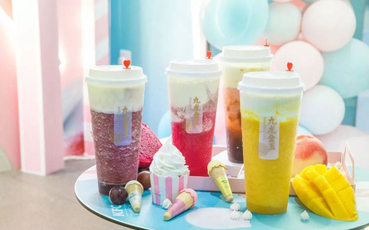 菲诗小铺的美妆快闪店策划拉上了KFC一起玩起了跨界合作