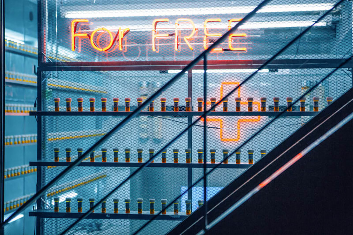 实验室的快闪店策划竟然是为高频率快餐食客们免费提供维系健康所需的维他命