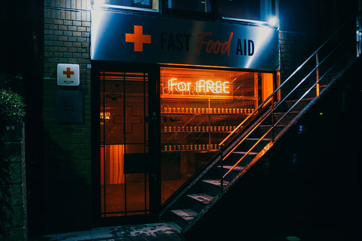 实验室的快闪店策划竟然是为高频率快餐食客们免费提供维系健康所需的维他命