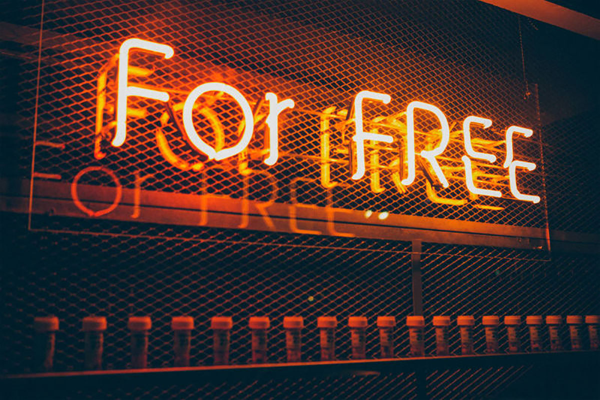 实验室的快闪店策划竟然是为高频率快餐食客们免费提供维系健康所需的维他命