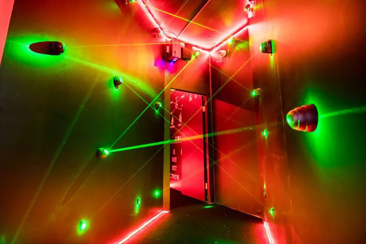 你玩过密室型的快闪店吗？那还等什么，来百威品质密室感受一下吧！