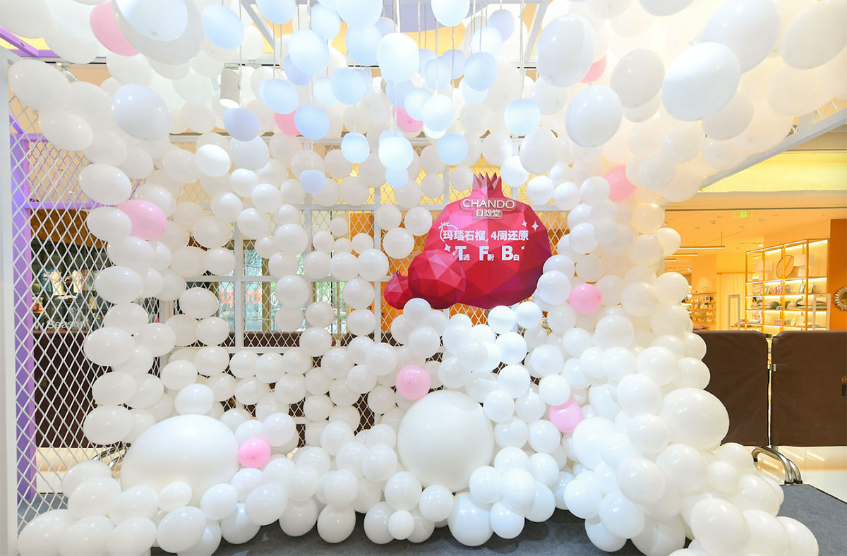 自然堂这次的快闪店策划的是一趟渐变色列车,而这一站的站点就是精华